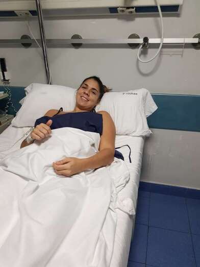Chaxiraxi Hernández, en el Vithas Hospital Santa Catalina, tras la operación (Foto TA)